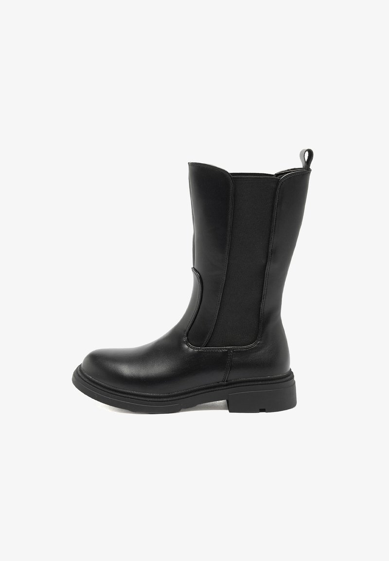 Stivaletto nero alla caviglia con finitura in pelle liscia, pannello laterale elastico e suola bassa in gomma testurizzata. Presenta una maniglia ad anello sul retro.