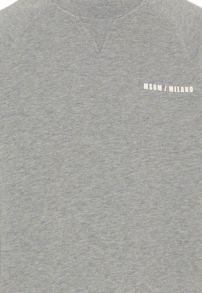 Grijze sweatshirt met ribbelboord, gemaakt van een textuurstof. Een klein wit logo met de tekst "MSGM / MILANO" bevindt zich op de borst.