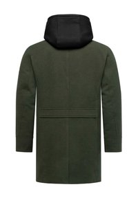 Zelený kabát s čiernou kapucňou, so strihom do priamky, dlhými rukávmi a bočnými vreckami. Vyrobený z mäkkej, textúrovanej látky s minimálnymi detailmi.