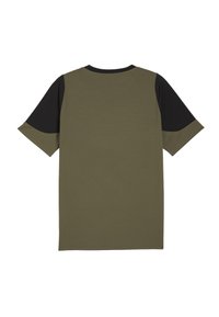 Olivengrøn T-shirt med korte ærmer, sorte skulderdetaljer og rund hals. Blød tekstur med en afslappet pasform.