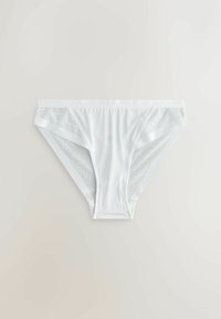 Culotte blanche avec un devant lisse et des panneaux en dentelle sur les côtés. Tissu doux avec une texture délicate. Design classique taille basse.