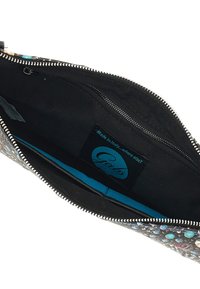 Bustina con zip caratterizzata da un esterno multicolore testurizzato, interno nero e una fodera blu visibile. Presenta un'etichetta di marca all'interno.