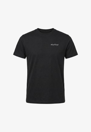 Sort t-shirt med korte ærmer og rund hals med hvidt hashtag-tekst "#dorfkind" på venstre brystområde.