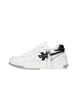 Sneaker bianca low-top con logo a stella nero e linguetta sul tallone, lati grigi con motivo, lacci bianchi e suola in gomma bianca con dettagli grigi.