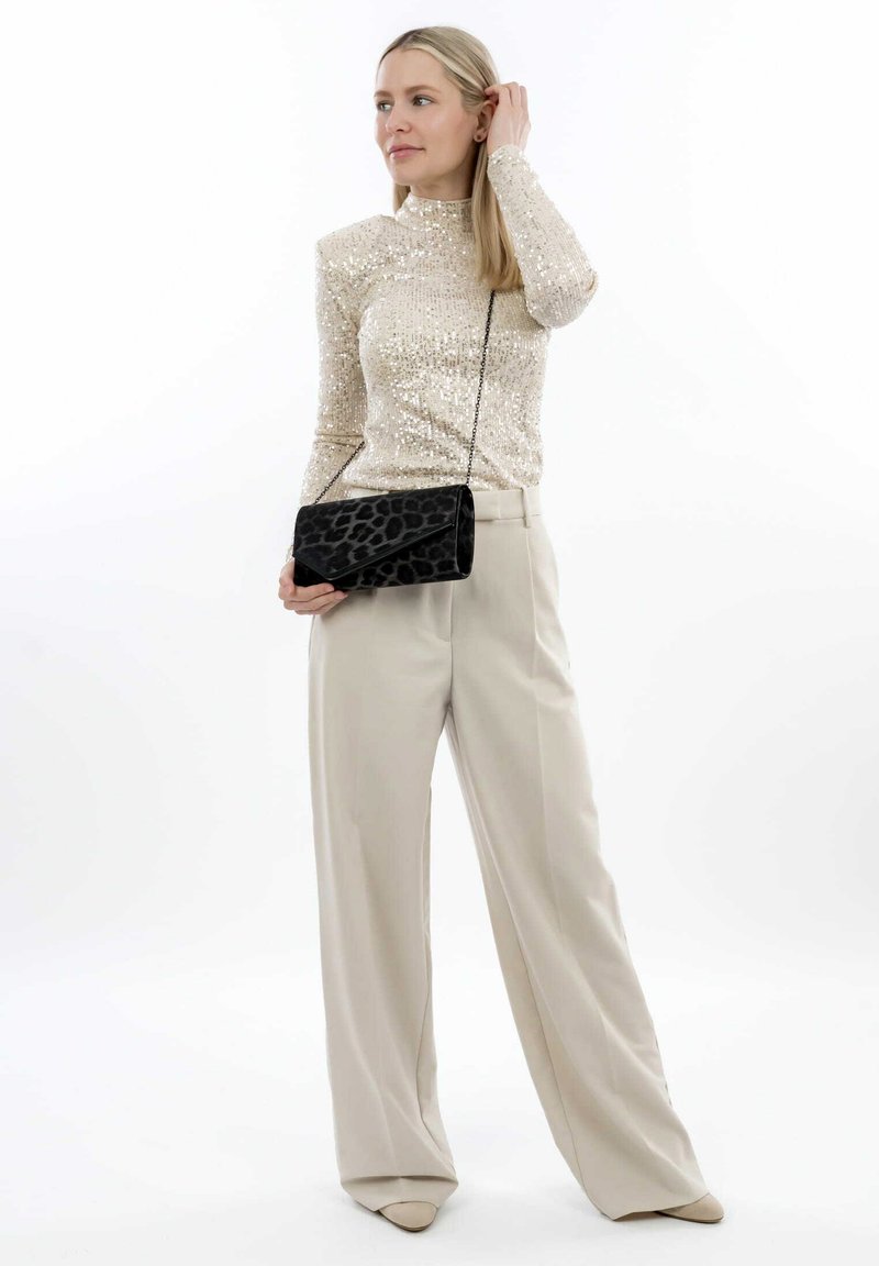Top con paillettes oro, pantaloni beige larghi e una pochette nera con stampa leopardata. Tessuto liscio e design strutturato con collo alto.
