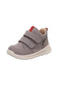 Graue Kleinkind-Sneaker mit zwei Klettverschlüssen, atmungsaktiven Perforationen, roten Zuglaschen und gepolsteter weißer Sohle.