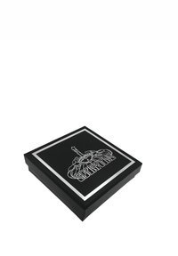 Scatola nera quadrata con finitura lucida, con bordo argentato e design grafico bianco di un logo di scorpione sul coperchio.