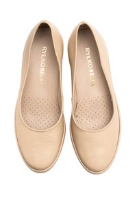 Beżowe baleriny wykonane z teksturowanej skóry. Zaokrąglony czubek z perforowanymi wkładkami. Złote logo na wkładce. Gładkie wykończenie.