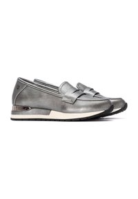 Mocasines grises metálicos con un upper de cuero texturizado, que presentan un lazo decorativo, suela acolchada y una media suela blanca contrastante.