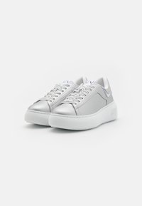 Armani Exchange LACE UP  - Športni copati - silver/dry gin