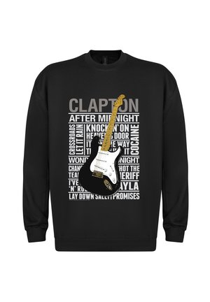 Sudadera negra con un gráfico de una guitarra junto a los títulos de canciones y el nombre "CLAPTON" en texto negrita, en blanco y gris. Textura de tejido suave.