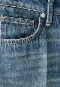 Blúzové džíny zblízka s pohľadom na prednú kapsu, púzdro na opasok, kovovú nit a detailné šitie.