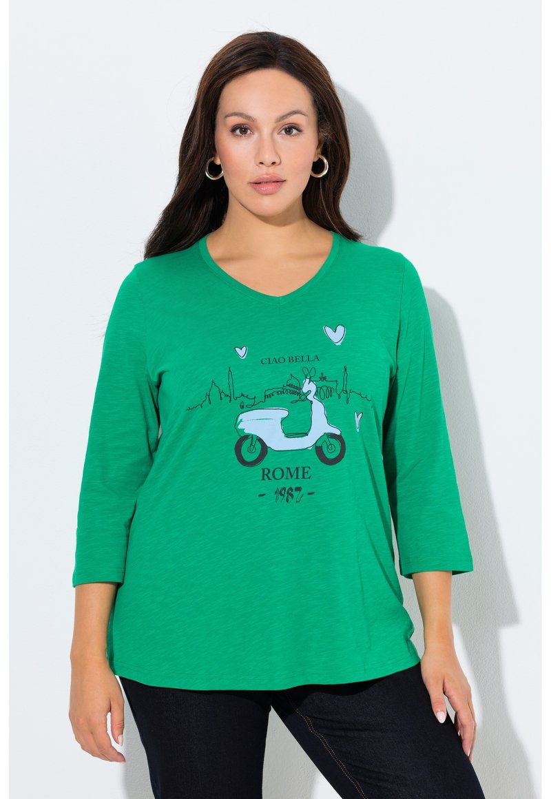 Maglietta verde con scollo a V, maniche lunghe, con stampa di uno scooter e la scritta "Ciao Bella Rome 1987" con cuori azzurri e una vestibilità comoda.