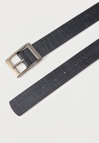 Cintura in pelle nera con texture a coccodrillo, dotata di fibbia rettangolare in argento e molteplici fori per la regolazione della taglia.