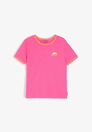 Różowa koszulka z krótkim rękawem z pomarańczowym ściągaczem przy kołnierzy i mankietach. Na lewej piersi znajduje się mała grafika zachodu słońca w pastelowych kolorach.