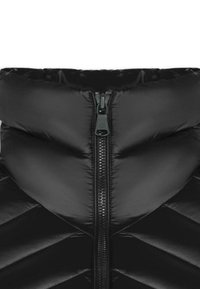 Svart puffjacka med hög krage, med en central dragkedja och quiltat mönster. Tillverkad av ett smidigt, vattenavvisande material.