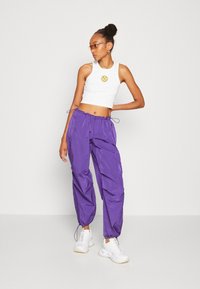 Tommy Jeans PARACHUTE WINDPANT - Jogginghose - college purple
