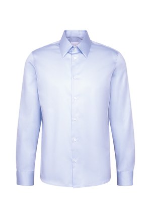 Hellblaues Herrenhemd mit langen Ärmeln, Knopfleiste vorne und spitzem Kragen, dargestellt vor weißem Hintergrund.