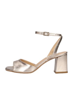 Zilveren metallic open-toe sandaal met blokhak en enkelbandje met kleine gesp.