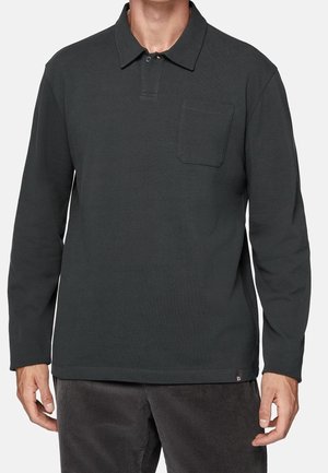 Polo à manches longues gris foncé avec un tissu texturé, un plastron à boutons et une poche poitrine avec un contour cousu.