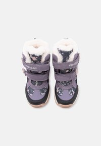 Stivaletti viola per bambini con tessuto a motivo floreale e fodera in pelliccia sintetica, dotati di due cinturini in velcro e suola in gomma nera.