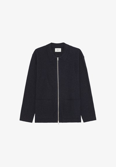 Navy blauwe zip-up jas van gestructureerde stof, met een puntige kraag, twee voorzakken en een recht model.