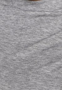 Grå, melerad t-shirt med rund halsringning. Tyget verkar mjukt med en subtil struktur och lätt variation i nyansen.