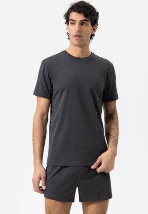 Dunkelgraues T-Shirt mit kurzen Ärmeln aus glattem Stoff, kombiniert mit passender Shorts. Einfaches Design, runder Ausschnitt und lockere Passform.