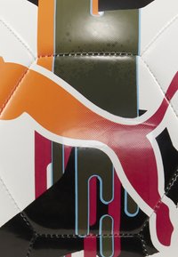 Witte voetbal met geometrische patronen in oranje, pink en zwart. Gemaakt van synthetisch materiaal met een glanzende afwerking en contrasterende steken.
