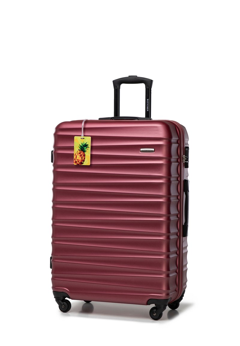 Tvrdý kufr v metalické burgunově červené barvě, žebrovaný design, s teleskopickou rukojetí a otočnými kolečky. Obsahuje štítek na zavazadlo s motivem ananasu.