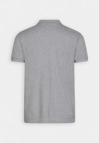 Jednoduché šedé polo tričko s krátkým rukávem a límečkem, zobrazené z pohledu zezadu na bílém pozadí.