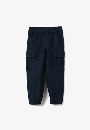 Pantaloni cargo blu navy con righe verticali sottili, vita elasticizzata, due tasche laterali e due tasche cargo frontali. Tessuto dalla consistenza morbida.