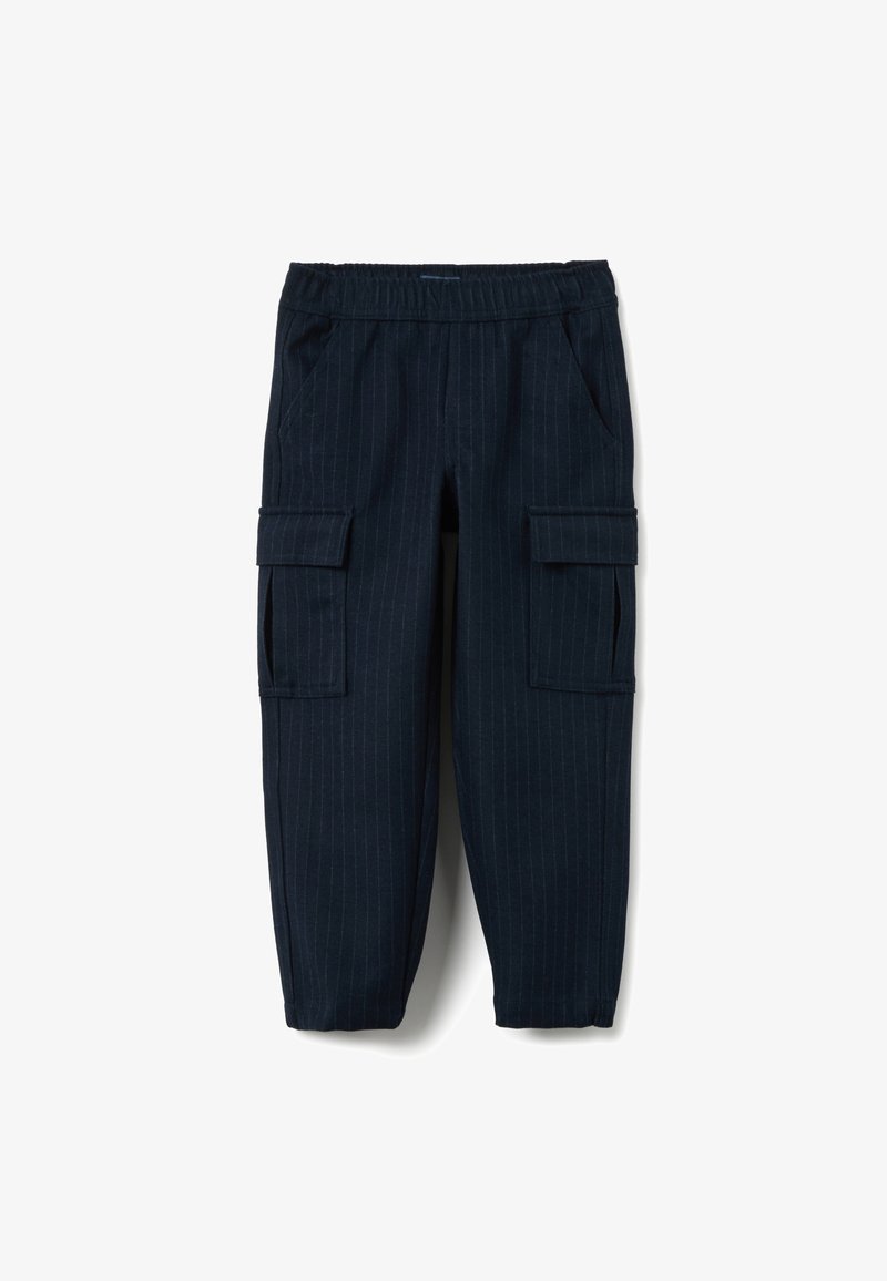Pantalon cargo bleu marine à fines rayures verticales, taille élastique, deux poches latérales et deux poches cargo avant. Texture de tissu douce.