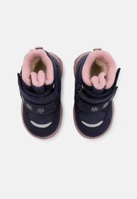 Tumši zili zābaki ar rozā vilnas oderi, kas aprīkoti ar velcro siksnām, sniega pārslu rakstu un gumijas zole, kas paredzēti ziemas apstākļiem.