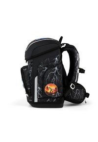 Zaino nero con un motivo a zig-zag, un badge rotondo con una scena colorata, numerosi scomparti e spallacci imbottiti.