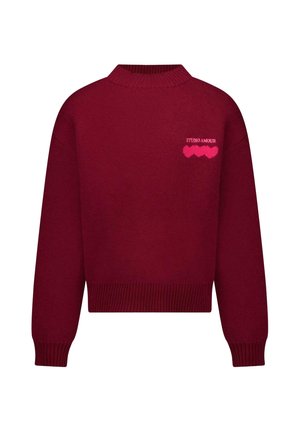 Donkerrode gebreide trui met geribde kraag, boorden en zoom, met kleine roze ""STUDIO AMOUR"" tekst en hartvormige ontwerpen op de linkerborst.