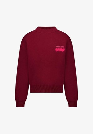 Donkerrode gebreide trui met geribde kraag, boorden en zoom, met kleine roze ""STUDIO AMOUR"" tekst en hartvormige ontwerpen op de linkerborst.