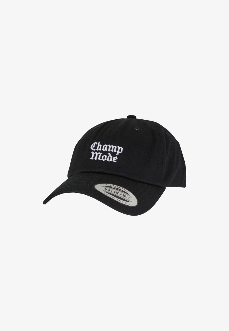 Casquette de baseball noire réglable avec le texte "Champ Made" brodé en blanc. Elle dispose d'une visière courbée et de trous de ventilation cousus.