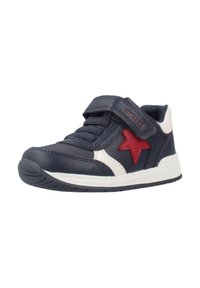 Sneaker in pelle blu navy con un dettaglio a stella rossa, accenti bianchi e una fascia in Velcro. Presenta una suola in gomma testurizzata e un collarino imbottito per il massimo comfort.