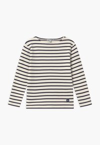 Stribet langærmet skjorte i creme og marineblå, med en rund halsudskæring og et lille logo-detalje på den nederste side. Bomuldsstof, blød tekstur.