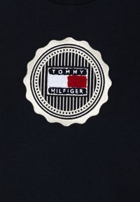 Tommy Hilfiger STAMP EMBROIDERY - Felpa - desert sky