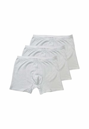 Tre boxer da uomo bianchi in cotone con elastico in vita impilati su sfondo bianco.