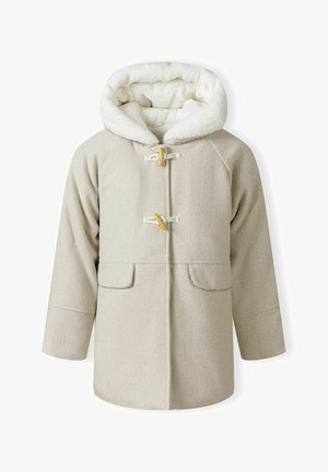 Beige kabát v herringbone vzoru s načechranou bílou kapucí, zapínáním na lankové spony a dvěma předními kapsami. Má volný střih a strukturovanou tkaninu.
