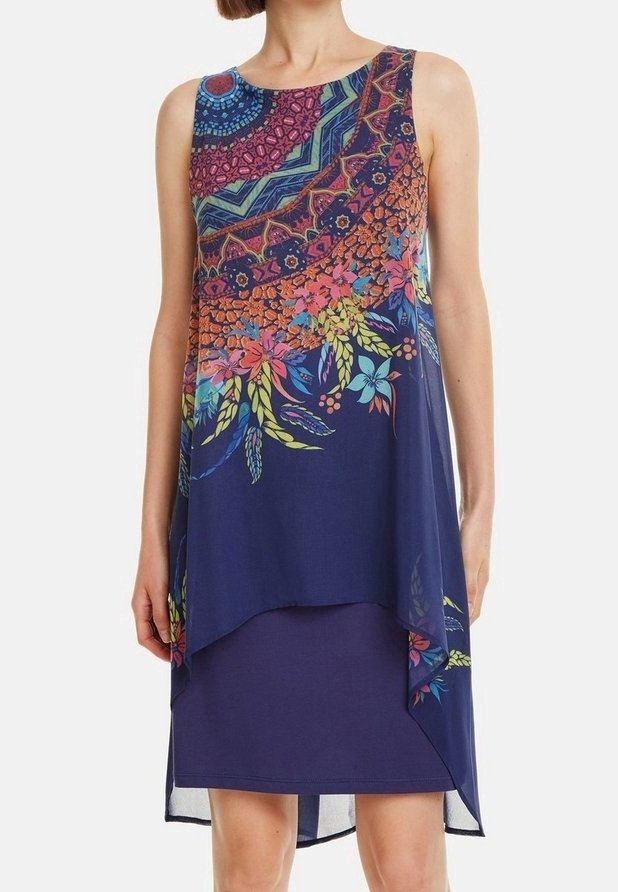 Robe bleu marine sans manches avec ourlet à plusieurs niveaux et motifs floraux et géométriques vifs en rose, orange, bleu et vert sur la couche supérieure.