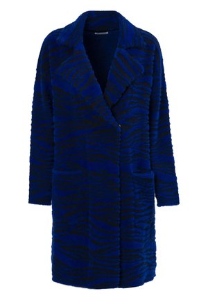 Blauwe en zwarte pluche jas met een zebra-streep patroon, kraag, zijzakken en lange mouwen. Zacht, gestructureerd materiaal met een losse pasvorm.