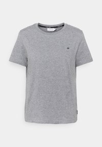 Grå bomulds T-shirt med korte ærmer, rund halsudskæring og lille sort logo på venstre bryst. Enkel og diskret design.