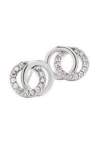 Srebrne kolczyki o przeplatających się okrągłych wzorach. Jeden z okręgów jest ozdobiony przezroczystymi kryształami, co dodaje szczegółów i blasku.