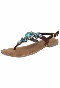 Sandalo piatto in suede marrone con decorazioni di gemme turchesi e trasparenti, fasce nere e una fibbia. Suola piatta con dettagli di cucitura a vista.