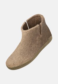 Ankelhögt toffel i brunt filt med en mjuk sula och en liten framöppning på en enkel bakgrund.