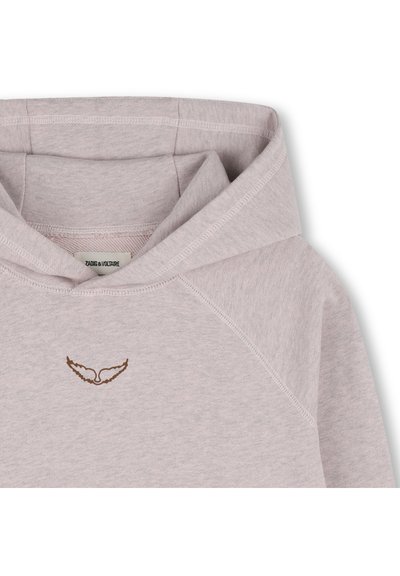 Ροζ απαλό φούτερ με απαλή υφή, στο οποίο ξεχωρίζει μια τσέπη καγκουρό και ένα μικρό καφέ κεντημένο λογ ότυπο με φτερό στο στήθος.